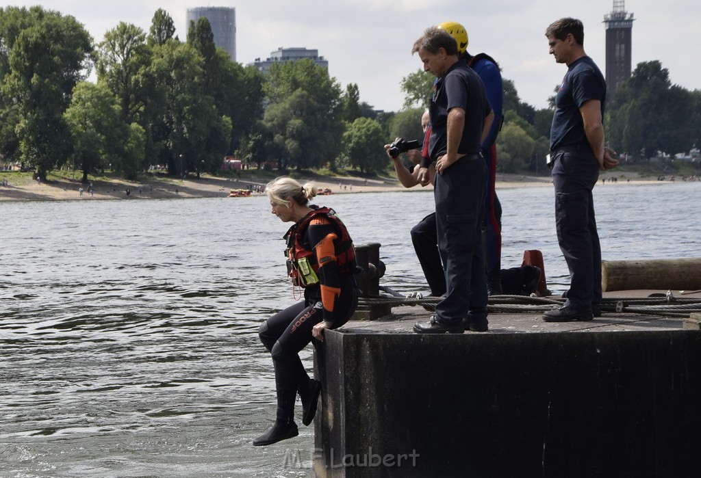 Uebung BF Taucher und Presse Koeln Zoobruecke Rhein P252.JPG - Miklos Laubert